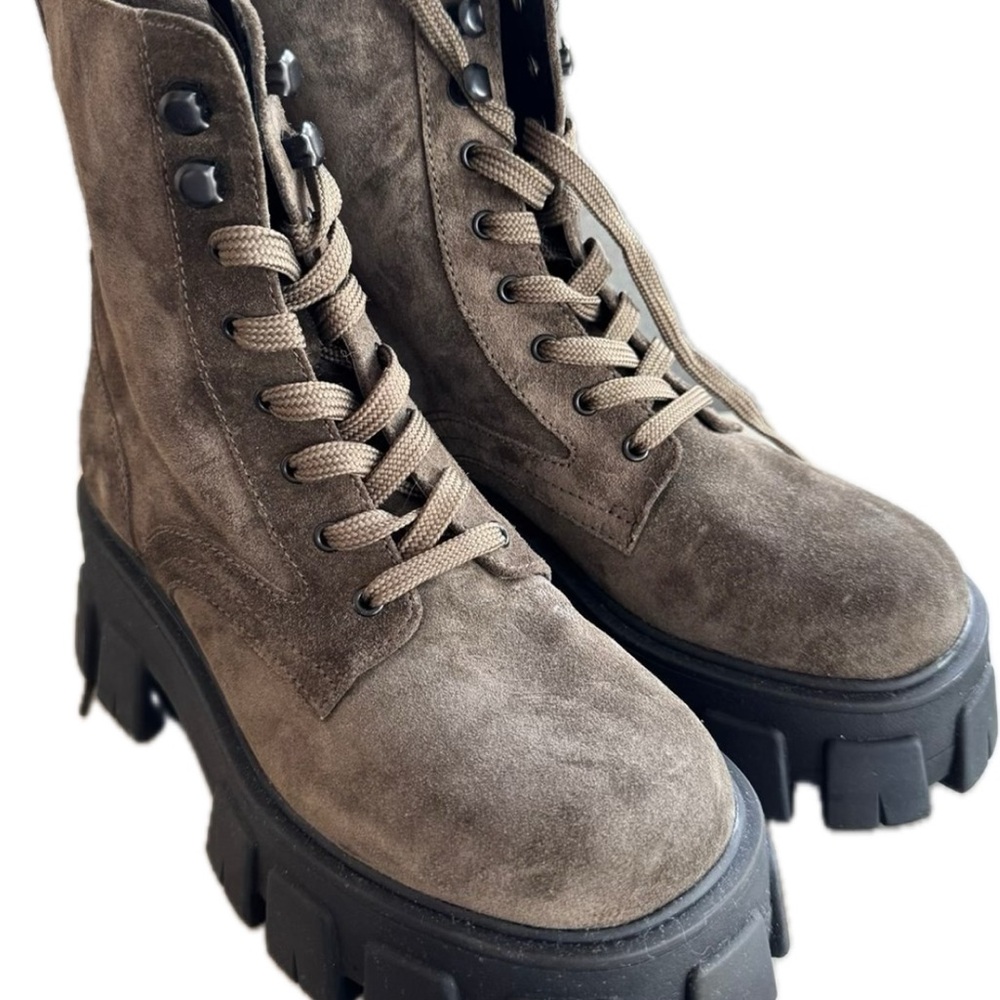 Brown Combat Boots with Chunky Sole and Lace-Up Design